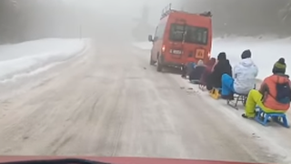 Un microbuz înmatriculat în Hunedoara a fost filmat în timp ce trăgea sănii cu copii