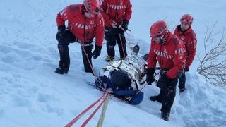 Salvamontiştii intervin pentru recuperarea unei turiste de pe creasta Giumalău. &Icirc;n zonă este v&acirc;nt puternic şi vizibilitate aproape de zero