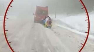 VIDEO| Imaginile inconștienței: copii trași cu sania de un microbuz