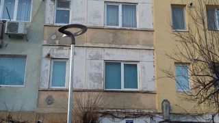 Peste 20 de persoane au fost evacuate dintr-un bloc unde a izbucnit un incendiu