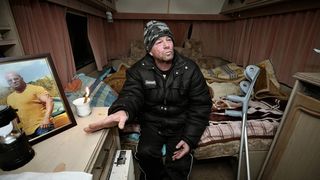 Bărbatul care a trăit 15 ani într-un bordei sub pământ a primit o rulotă. Care este singura dorință a bărbatului