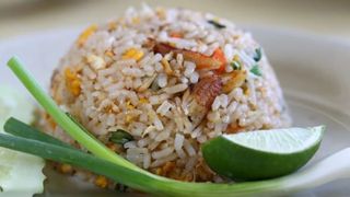 Greşeala pe care o faci când prepari pilaful: Orezul nu se pune aşa la fier!