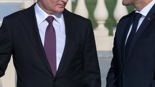 Președintele Macron face o vizită riscantă la Moscova, "în bârlogul lui Putin"