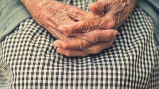 O româncă este acuzată că a bătut, sufocat şi muşcat de gât o pensionară pe care o îngrijea în Germania. Femeia riscă să petreacă aproximativ 10 de ani în spatele gratiilor