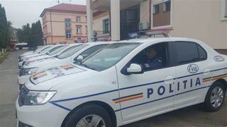 Un şofer a vrut să fugă de poliţie, dar a rămas suspendat cu maşina pe un pod din Maramureş