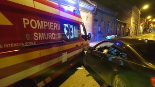   Un echipaj ATI-SMURD care transporta către Institutul Inimii din Cluj un pacient, implicat într-un accident rutier