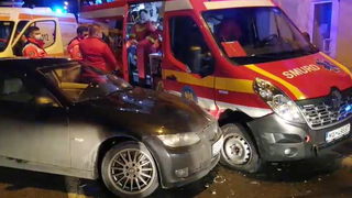  Un echipaj ATI-SMURD care transporta către Institutul Inimii din Cluj un pacient, implicat într-un accident rutier