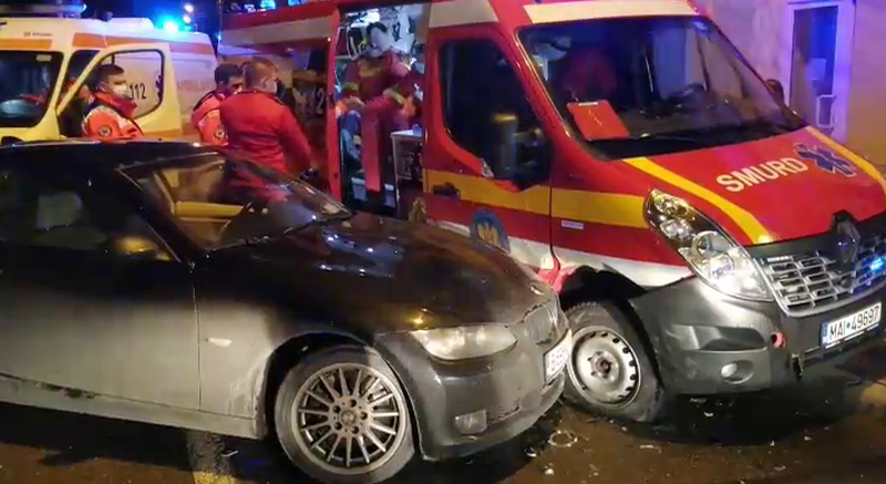   Un echipaj ATI-SMURD care transporta către Institutul Inimii din Cluj un pacient, implicat într-un accident rutier