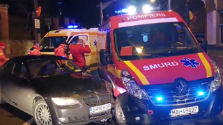   Un echipaj ATI-SMURD care transporta către Institutul Inimii din Cluj un pacient, implicat într-un accident rutier
