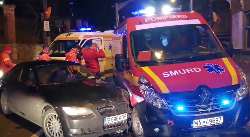   Un echipaj ATI-SMURD care transporta către Institutul Inimii din Cluj un pacient, implicat într-un accident rutier