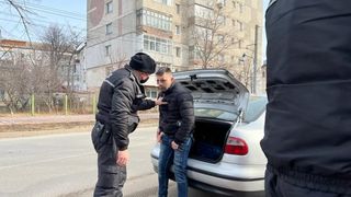 Un bărbat din Botoșani a avut parte de surpriza vieții sale când a deschis portbagajul propriului autoturism. Ce a descoperit acesta