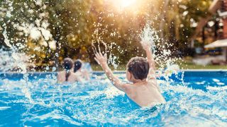 O fetiță de 5 ani s-a intoxicat cu clor la piscina hotelului. Ambulanța nu a putut ajunge din cauza vremii nefavorabile