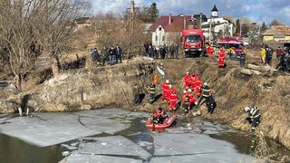Incident tragic la Suceava. Două persoane s-au stins din viață după ce au căzut cu maşina &icirc;ntr-un lac