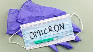 Omicron se poate transmite de la o persoană la alta, fără ca acestea să fie în contact