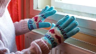 Primăria municipiului Arad nu mai are fonduri pentru a achita căldura furnizată populației: &bdquo;Este la fel ca &icirc;nainte de 1989. Stăm la flacăra aragazului&rdquo;