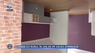 Casa cu susul &icirc;n jos de pe Valea Avrigului