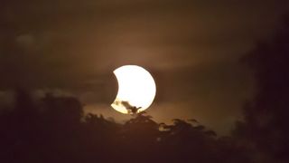 C&acirc;te eclipse de lună şi de soare au loc &icirc;n 2022? Fenomene astronomice spectaculoase vor putea fi observate și din Rom&acirc;nia