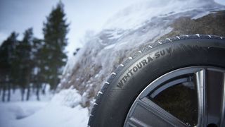 Echipează-ți mașina corespunzător cu anvelope de iarnă!