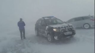 Viscol pune pe jar autoritățile! Zeci de turiști au fost salvați &icirc;n munții Bucegi/Imagini de la intervenția jandarmilor montani