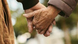 O văduvă a fost sedusă, înșelată și părăsită de „agentul secret Marcel”. Femeia se luptă acum cu datoriile