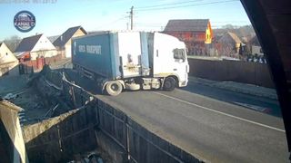 VIDEO | Într-o localitate străbătută de DN 1, localnicii adorm cu teama ca nu cumva un camion să-i calce în somn. Accidentele sunt la ordinea zilei