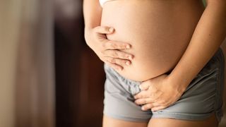 Un vindecător din Pakistan i-a bătut unei femei un cui în cap pentru a da naștere unui băiat. Tânăra a ajuns de urgență la spital