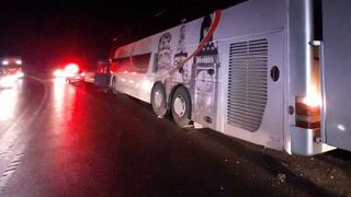 În Suceava, o mașină și un autocar în care se aflau 60 de persoane s-au ciocnit la Prisaca Dornei. Şoferul maşinii, un tânăr de 20 de ani a murit