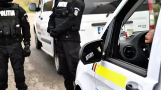 &Icirc;n Timiș au loc percheziții la persoane bănuite de trafic de droguri. 16 persoane au fost duse la audieri