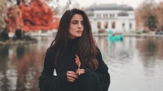 O celebră vloggeriță din România a fost furată la Paris. Totul s-a întâmplat de față cu prietenii săi