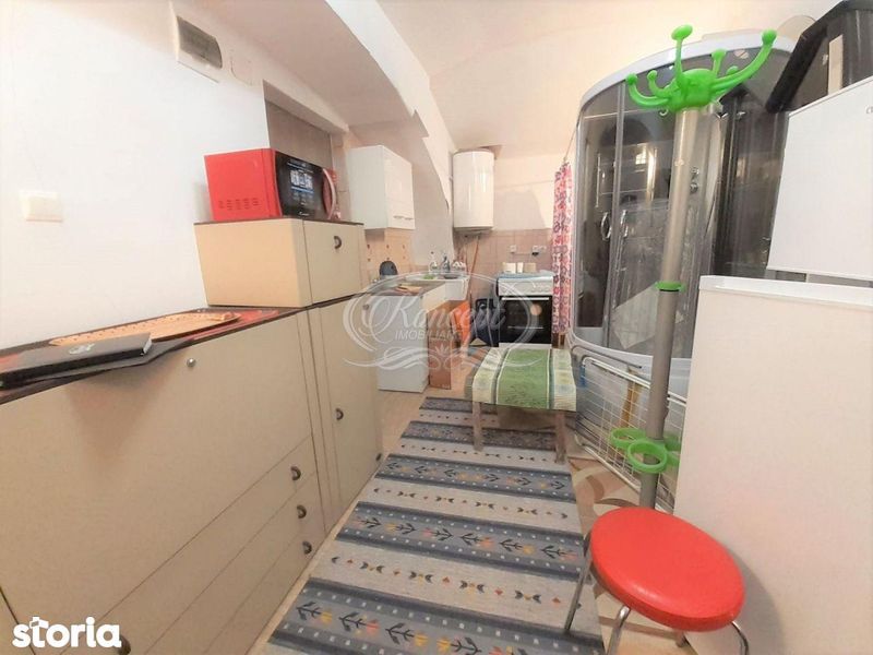 O garsonieră din Cluj, cu suprafața de 13 metri pătrați, a fost scoasă la vânzare pentru aproape 30.000 de euro. Vasul toaletei şi aragazul sunt unul lângă altul