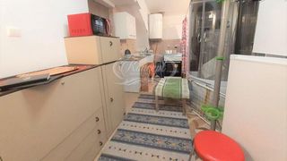 O garsonieră din Cluj, cu suprafața de 13 metri pătrați, a fost scoasă la vânzare pentru aproape 30.000 de euro. Vasul toaletei şi aragazul sunt unul lângă altul