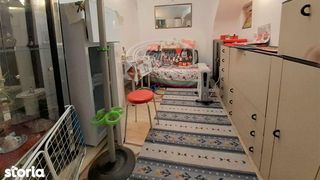 O garsonieră din Cluj, cu suprafața de 13 metri pătrați, a fost scoasă la vânzare pentru aproape 30.000 de euro. Vasul toaletei şi aragazul sunt unul lângă altul