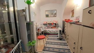 O garsonieră din Cluj, cu suprafața de 13 metri pătrați, a fost scoasă la vânzare pentru aproape 30.000 de euro. Vasul toaletei şi aragazul sunt unul lângă altul