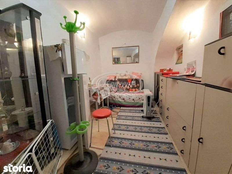 O garsonieră din Cluj, cu suprafața de 13 metri pătrați, a fost scoasă la vânzare pentru aproape 30.000 de euro. Vasul toaletei şi aragazul sunt unul lângă altul