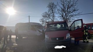 Cinci răniţi, în urma unui accident între un microbuz şi o autoutilitară, în Alba