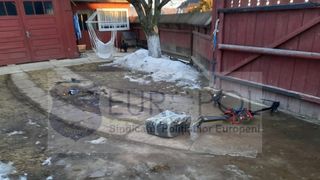 O dronă care efectua un transport cu țigări de contrabandă a aterizat în curtea unei femei din Suceava