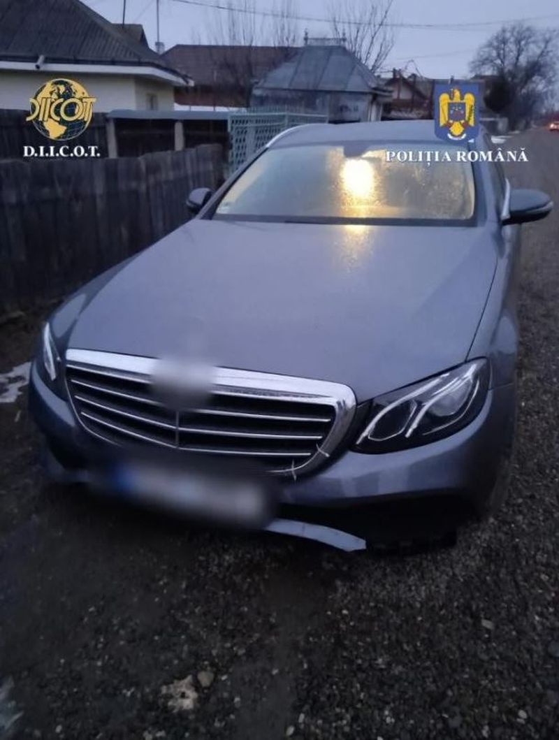 Percheziții DIICOT în trei județe: Mașini în valoare de mii de euro și utilaje agricole, furate din Franța și Italia. Autoturismele erau vândute în România