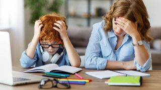 Tot mai mulți părinți aleg să îşi retragă copiii de la școală în timpul pandemiei. Ce spun specialiștii despre homeschooling