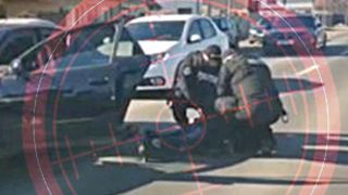 VIDEO | Un bărbat din Târgu Jiu a fost prins de polițiști după ce l-a lovit în cap cu un cuțit pe fiul soției sale