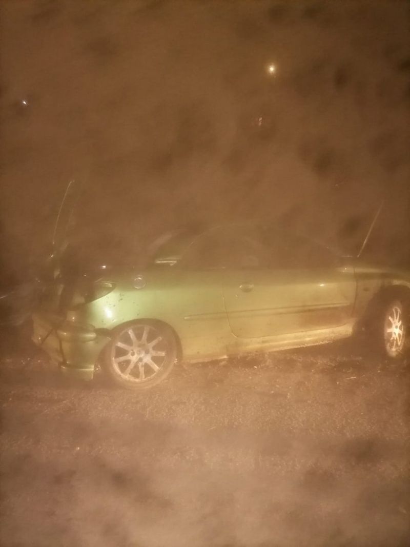 Accident tragic azi-noapte în Satu Mare: Un băiat de 18 ani, care nu avea permis de conducere, s-a urcat la volanul unei mașini și s-a răsturnat în șanț. Pasagerul a fost proiectat prin lunetă