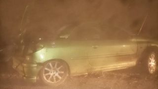 Accident tragic azi-noapte în Satu Mare: Un băiat de 18 ani, care nu avea permis de conducere, s-a urcat la volanul unei mașini și s-a răsturnat în șanț. Pasagerul a fost proiectat prin lunetă