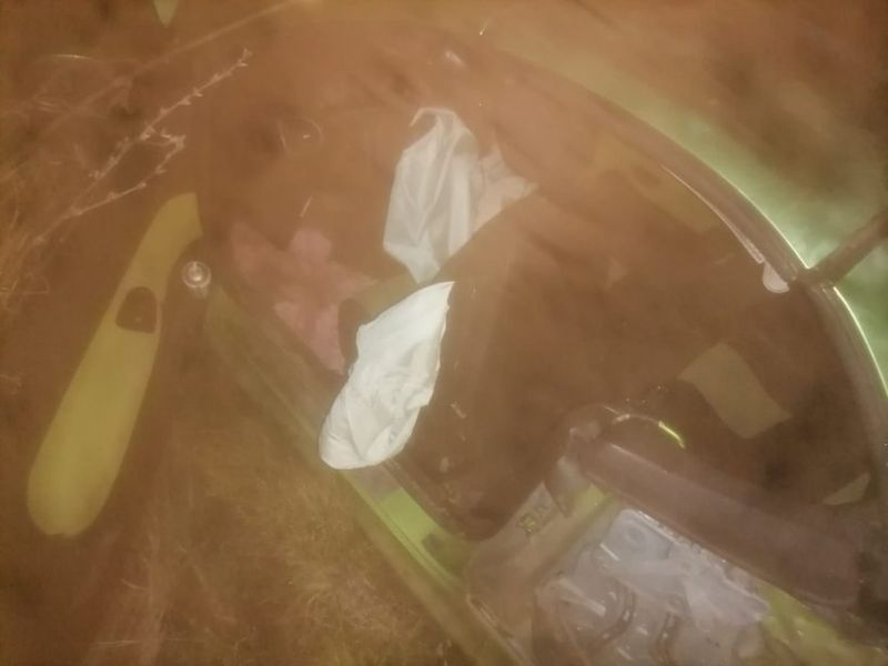 Accident tragic azi-noapte în Satu Mare: Un băiat de 18 ani, care nu avea permis de conducere, s-a urcat la volanul unei mașini și s-a răsturnat în șanț. Pasagerul a fost proiectat prin lunetă