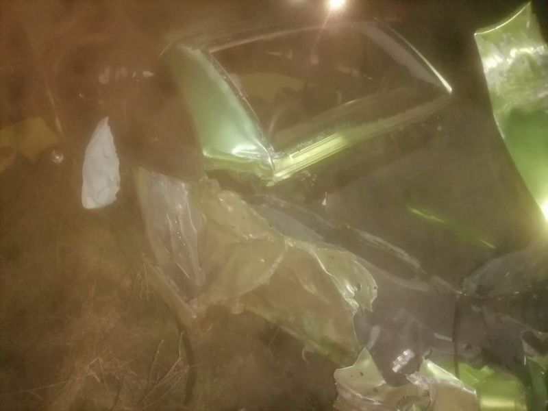 Accident tragic azi-noapte în Satu Mare: Un băiat de 18 ani, care nu avea permis de conducere, s-a urcat la volanul unei mașini și s-a răsturnat în șanț. Pasagerul a fost proiectat prin lunetă