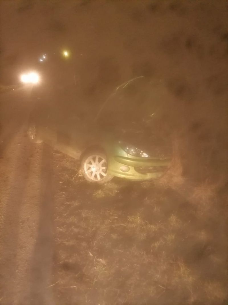 Accident tragic azi-noapte în Satu Mare: Un băiat de 18 ani, care nu avea permis de conducere, s-a urcat la volanul unei mașini și s-a răsturnat în șanț. Pasagerul a fost proiectat prin lunetă