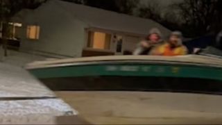 Un grup de tineri din Ohio a fost surprins fiind tras cu barca pe zăpadă în mijlocul nopții. De barcă era atașat și un schior