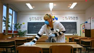 Numărul de infectări cu SARS-CoV-2 a început să scadă în mediul școlar