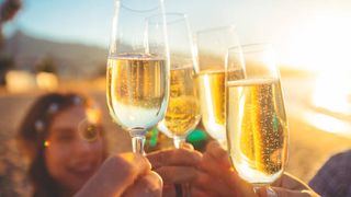 Un bărbat s-a stins din viață în mod bizar după ce a băut șampanie într-un restaurant. Alte 7 persoane au ajuns în stare gravă la spital