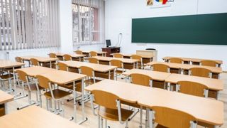 Trei elevi de clasa a VII-a au devastat o clasă după ce au consumat băuturi alcoolice