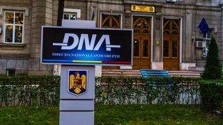 Doi inspectori DNA au fost puşi sub control judiciar sub acuzația de luare de mită. Aceștia au acceptat bani pentru a nu închide firme cu probleme