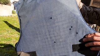 Un gălățean a mers la Urgențe cu vesta antiglonț pe el. Bărbatul le-a spus medicilor că vrea să fie pregătit pentru război